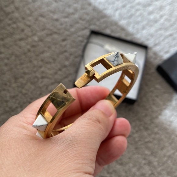 Song of Style howlite marble pyramid stud bangle bracelet white/gold - Picture 6 of 9